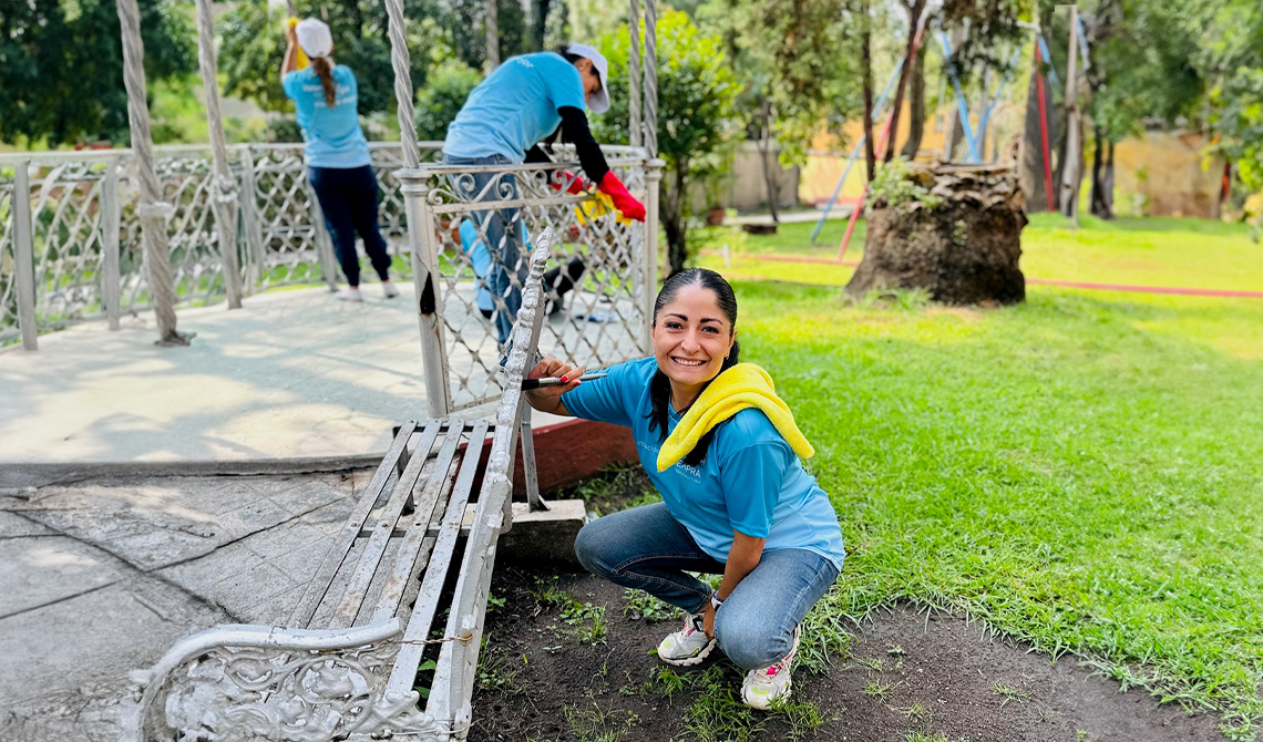 Cintia Nava volunteers to help clean up a park